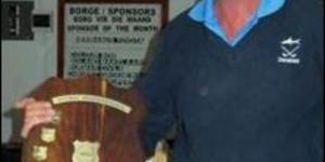 Dit is net die balgrootte  en die armlengte wat vir die Gansbaai Gholfklub spelers gewissel het.  Hulle het as die algehele wenners in die â€˜Bâ€™-groep weggestap tydens Gansbaai Rolbalklub se jaarlikse besigheidsliga toernooi. Dickie de Kock hou die trofee vas.