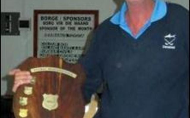 Dit is net die balgrootte  en die armlengte wat vir die Gansbaai Gholfklub spelers gewissel het.  Hulle het as die algehele wenners in die â€˜Bâ€™-groep weggestap tydens Gansbaai Rolbalklub se jaarlikse besigheidsliga toernooi. Dickie de Kock hou die trofee vas.