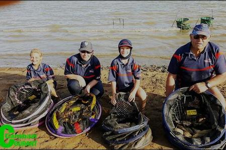 Die gedugte gesinshengelspan van Perlemoenbaai wat uitstekende resultate tydens â€˜n Boland Varswaterhengel kompetisie te Theewaterkloofdam behaal het. Vlnr ZandrÃ¨ Wessels, Sandri Wessels, JohandrÃ¨ Wessels en Dirk Lourens.