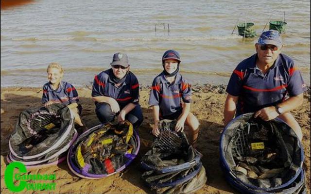 Die gedugte gesinshengelspan van Perlemoenbaai wat uitstekende resultate tydens â€˜n Boland Varswaterhengel kompetisie te Theewaterkloofdam behaal het. Vlnr ZandrÃ¨ Wessels, Sandri Wessels, JohandrÃ¨ Wessels en Dirk Lourens.