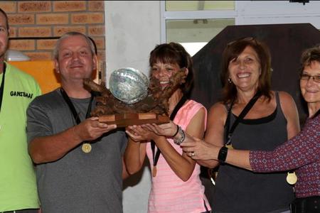 Die span van Gansbaai SAPD het met goue medaljes weggestap in die afdeling vir veterane.  Van links staan lt.kol Kholosa Moshi, bevelvoerder van die plaaslike polisiestasie, wat die medaljes oorhandig het, Frans Groenewald, Riaan Mostert, Jackie Hildebrand, Aletta van Rensburg, Anna-MariÃ© Cameron en Isaac Kamfer.