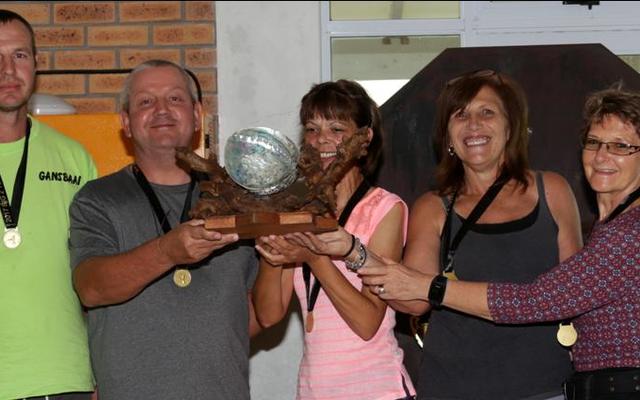 Die span van Gansbaai SAPD het met goue medaljes weggestap in die afdeling vir veterane.  Van links staan lt.kol Kholosa Moshi, bevelvoerder van die plaaslike polisiestasie, wat die medaljes oorhandig het, Frans Groenewald, Riaan Mostert, Jackie Hildebrand, Aletta van Rensburg, Anna-MariÃ© Cameron en Isaac Kamfer.