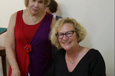 Die drie boeke wat  Irna van Zyl Woensdag saamgebring het om te verkoop, was heeltemal te min vir diÃ© skrywer se getal aanhangers.  Rita Delport was een van die gelukkige lesers wat â€˜n getekende weergawe op haar boekrak sal kan bÃªre.