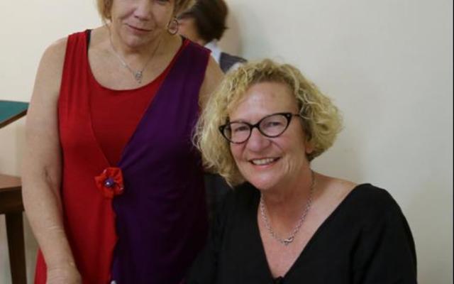 Die drie boeke wat  Irna van Zyl Woensdag saamgebring het om te verkoop, was heeltemal te min vir diÃ© skrywer se getal aanhangers.  Rita Delport was een van die gelukkige lesers wat â€˜n getekende weergawe op haar boekrak sal kan bÃªre.