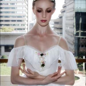 Die beeldskone Alice le Roux (20) van Pretoria wat by die besoekende ballet-geselskap van Joburg Ballet ingesluit is. Sy is die kleindogter van â€˜n trotse Hardus (Gansbaai Courant) en Anita Botha.