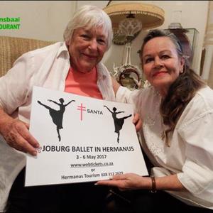 Pat van Schoor van SANTA Hermanus (links) met een van die plakkate wat sy vir Lynette van Wyk, â€˜n afgetrede professionele ballerina, in Gansbaai gebring het vir die bekendstelling van die maatskappy, Joburg Ballet wat van 3-6 Mei 2017 in Hermanus gaan optree.