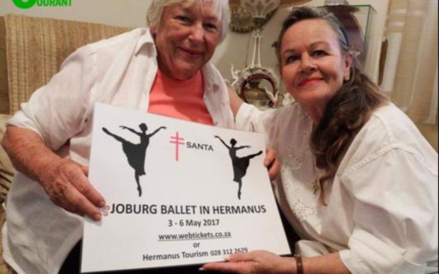Pat van Schoor van SANTA Hermanus (links) met een van die plakkate wat sy vir Lynette van Wyk, â€˜n afgetrede professionele ballerina, in Gansbaai gebring het vir die bekendstelling van die maatskappy, Joburg Ballet wat van 3-6 Mei 2017 in Hermanus gaan optree.