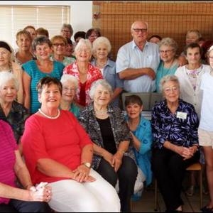 Eddie Barnard (middel agter) lyk so tevrede soos â€˜n Salomo van ouds tussen sy â€˜Bietoubosharemâ€™ maar sy arm is darem om sy enigste eggenote, Ansie, se skouers.