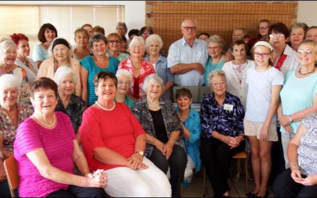 Eddie Barnard (middel agter) lyk so tevrede soos â€˜n Salomo van ouds tussen sy â€˜Bietoubosharemâ€™ maar sy arm is darem om sy enigste eggenote, Ansie, se skouers.