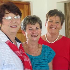 Twee bestuurslede van die Bietoubos Damesklub, Marie de Jager en Aletta Lochner, (onderskeidelik links en regs) saam met die gasspreker Annelene Reinke, wat oor kanker gesels het.