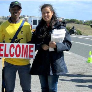 Gansbaai Toerisme se Alchona Jordaan en Megan Valentine  verwelkom vakansiegangers tydens die dorp se â€˜vriendelikeâ€™ padblokkade.