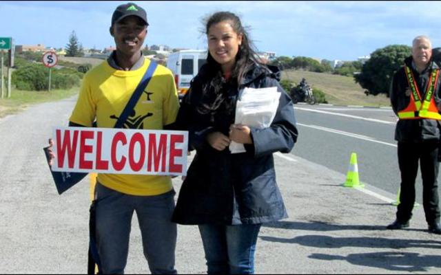 Gansbaai Toerisme se Alchona Jordaan en Megan Valentine  verwelkom vakansiegangers tydens die dorp se â€˜vriendelikeâ€™ padblokkade.