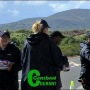 Gansbaai Toerisme, Gansbaai SAPD en Gansbaai Poli-siÃ«ringsforum was baie bedrywig tydens hulle vriendelike padblokkade by De Kelders se afrit.