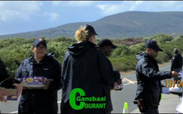 Gansbaai Toerisme, Gansbaai SAPD en Gansbaai Poli-siÃ«ringsforum was baie bedrywig tydens hulle vriendelike padblokkade by De Kelders se afrit.