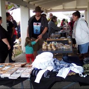 â€˜n Bedrywige oomblik by die verskeidenheid van stalletjies tydens BARC se suksesvolle basaar.
