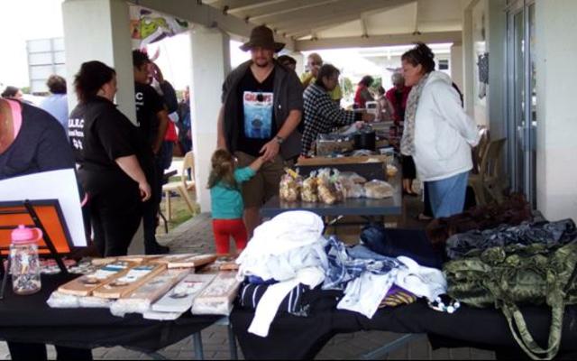 â€˜n Bedrywige oomblik by die verskeidenheid van stalletjies tydens BARC se suksesvolle basaar.