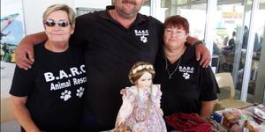 Die 3 hoof en hoogs tevrede BARC-figure tydens BARC se  basaar. Vlnr Annalie Jonker, bestuurder, Nols Jonas, veldwagter en sy eggenote en regterhand, Hannelie Jonas.