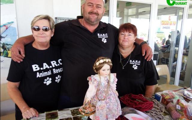 Die 3 hoof en hoogs tevrede BARC-figure tydens BARC se  basaar. Vlnr Annalie Jonker, bestuurder, Nols Jonas, veldwagter en sy eggenote en regterhand, Hannelie Jonas.