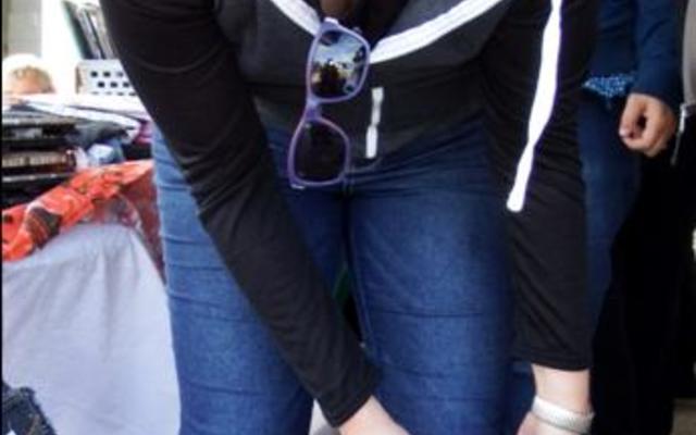 â€˜n Ondersteuner vanaf Brackenfell in die Kaap, Suzanne Groenewald, het haar Whippet-hondjie, Devo, saamgebring om BARC se basaar saam met haar te geniet.