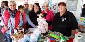 Hierdie groep BARC ondersteuners en vrywillige werkers kon nie genoeg kry van die porseleinpop wat met die aankoop van lootjies gewen kon word nie. Vlnr is Vera Swart, Anita Botha, Suretha Cloete, Andruzel Matthee, Elsabie Schoombie en Hannelie Jonas.