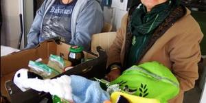 Nou ja toe, is dit nie Piet Otto van Safe Home en sy buurvrou, Fifi met hulle samoosas en piekels tydens BARC se basaar nie?