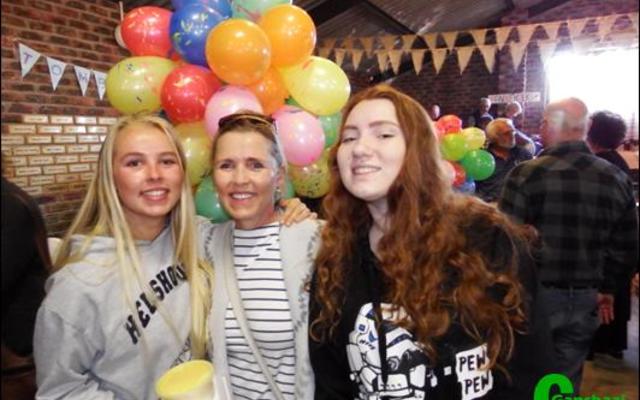 Hierdie 3 vroue was nie skaam vir die kamera nie en sÃª dat hulle die Pearly Beach NGK-basaar terdeÃ« geniet. Vlnr Helena en SalÃ³me Weideman en Anina FouchÃ©.