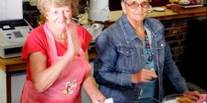 Die 2 Altaâ€™s van Pearly Beach, Alta van Niekerk (links) en Alta van der Westhuizen het vir verleidelike koeksisters gesorg. 