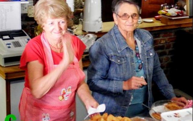 Die 2 Altaâ€™s van Pearly Beach, Alta van Niekerk (links) en Alta van der Westhuizen het vir verleidelike koeksisters gesorg. 