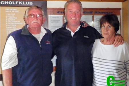 Drie Hunts: Victor  (middel) was Saterdag die trotse wenner van die geborgde Enkel Stableford, en het toe sommer ook â€˜n Spog Twee aangeteken. Links is George en regs Marlene  wat namens die borg opgetree het.