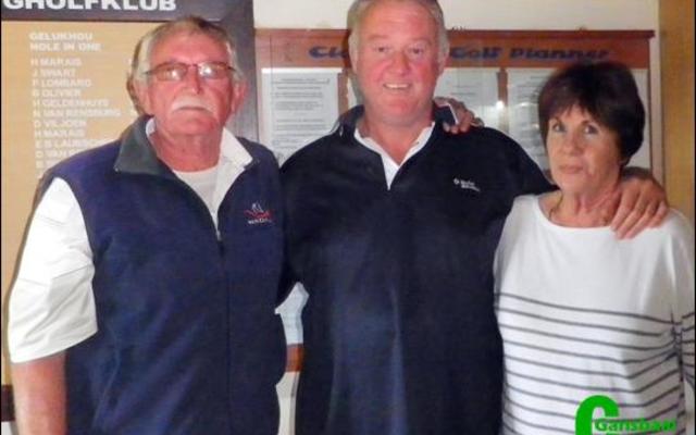 Drie Hunts: Victor  (middel) was Saterdag die trotse wenner van die geborgde Enkel Stableford, en het toe sommer ook â€˜n Spog Twee aangeteken. Links is George en regs Marlene  wat namens die borg opgetree het.