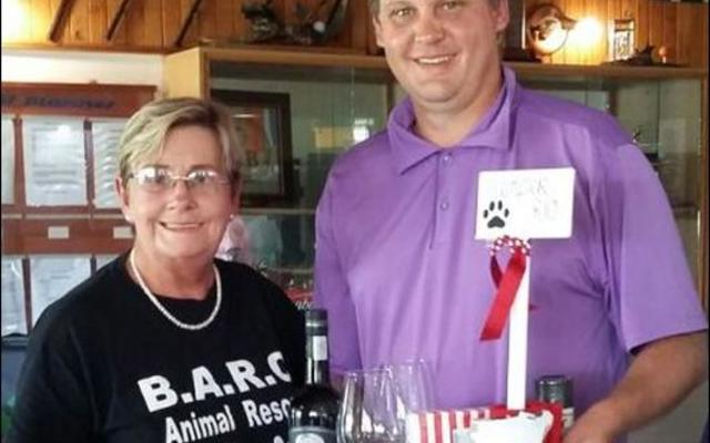 Etienne Engelbrecht met die yslike geskenkpak wat hy gewen het en Annalie Jonker van BARC.