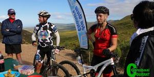 Asemskeptyd vir Henry en Lizemari Geldenhuys by die hoogste waterpunt van Saterdag se Great White bergfietsresies.  Lizemari is â€˜n wynmaker by Kleine Zalze en haar oom, Henry is van die Paarl. Links gesels Du Toit KotzÃ© en sy vrou (heel regs) wat die Seaview Cleaners waterpunt hanteer het.