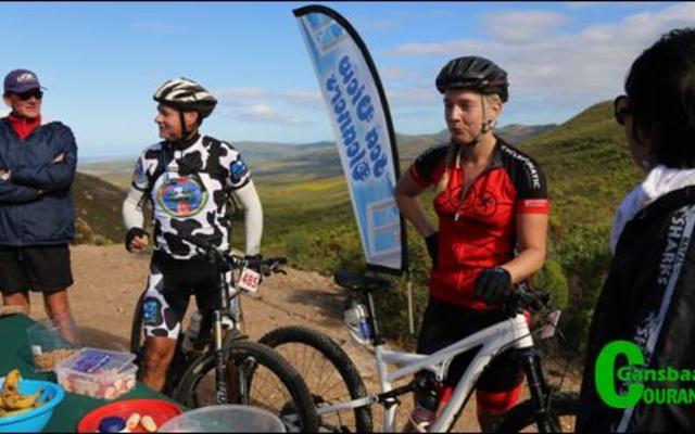 Asemskeptyd vir Henry en Lizemari Geldenhuys by die hoogste waterpunt van Saterdag se Great White bergfietsresies.  Lizemari is â€˜n wynmaker by Kleine Zalze en haar oom, Henry is van die Paarl. Links gesels Du Toit KotzÃ© en sy vrou (heel regs) wat die Seaview Cleaners waterpunt hanteer het.