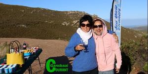 Gepantser teen die geniepsige wind, deel Martiena KotzÃ© en Anni Carter van MyTownHub in die vrolikheid van die dag.