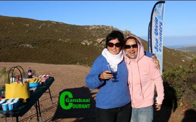 Gepantser teen die geniepsige wind, deel Martiena KotzÃ© en Anni Carter van MyTownHub in die vrolikheid van die dag.