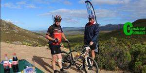 Heinrich Smith van Franskraal luier â€˜n bietjie by die waterpunt om die pragtige uitsig en verversings te geniet, terwyl Du Toit KotzÃ© sy fiets vashou.