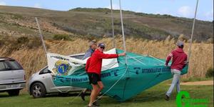 â€˜n Fratswind het die Lions-tent dwarsoor die wynproesaal se dak gewaai by die Lomond Landgoed.  Hier keer â€˜n paar manne dat daar nie skade aangerig word nie.