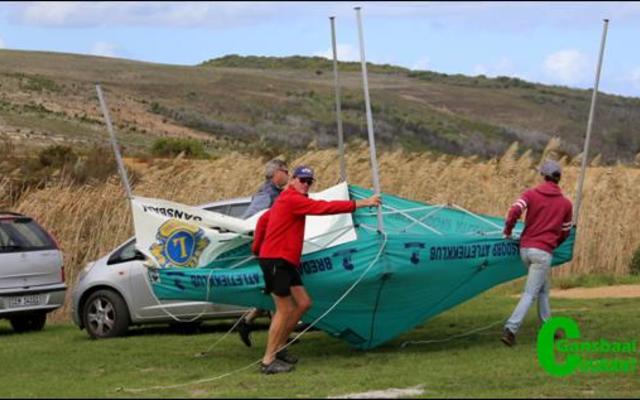 â€˜n Fratswind het die Lions-tent dwarsoor die wynproesaal se dak gewaai by die Lomond Landgoed.  Hier keer â€˜n paar manne dat daar nie skade aangerig word nie.