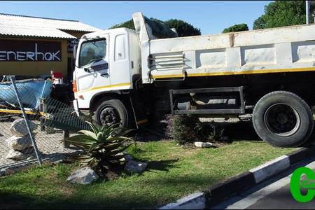 â€˜n Wegholtrok van Burmar Plant het verlede Vrydag deur Die Hoenerhok se heining in Barnardstraat gebars, nadat die handrem vermoedelik onklaar geraak het.