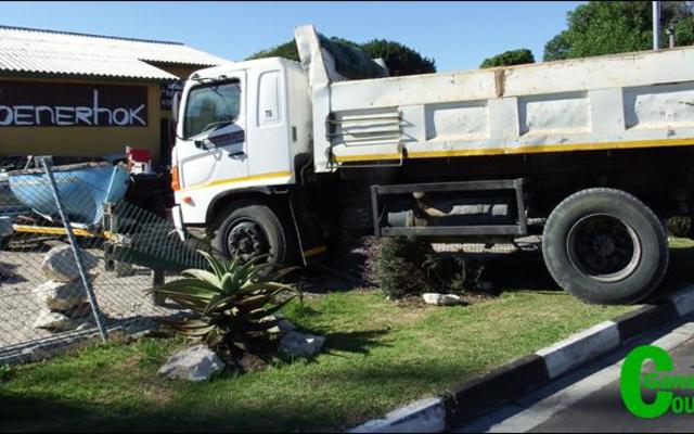 â€˜n Wegholtrok van Burmar Plant het verlede Vrydag deur Die Hoenerhok se heining in Barnardstraat gebars, nadat die handrem vermoedelik onklaar geraak het.