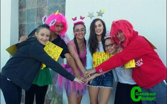 Karna Nel, Llewellyn Davids, Elisma Smit, Aneria Nel (â€˜n Gr 7-helper) en Anthony Holtshausen het deel uitgemaak van die span.  Besoekers aan Gansbaai het met groot glimlagte hul hande diep in die sakke gesteek, waaroor die skool baie dankbaar is.  Graad 12â€™s kan hulle gereedmaak vir â€˜n spoggerige matriekafskeid vanjaar.