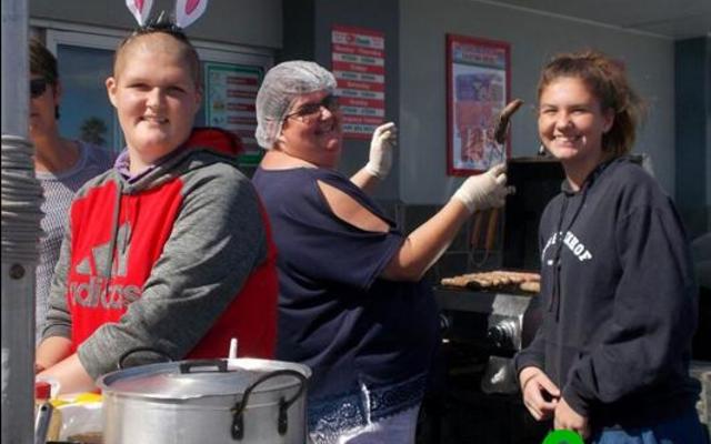 Gansbaai Academia het â€˜n worsbroodjieverkoping  voor OK Foods Gansbaai gehou gedurende die    Paasnaweek as deel van hulle blikskuddag.  Die vrolike werkers is drie Vermeulens uit dieselfde huishouding â€“ van links Jessica, hulle ma Esther en Anita.