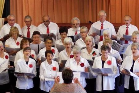Christo redentor! Christ has risen! Opgestane Christus! Dit was die tema van pastoor Hildi Pansergrouw tydens die Family Church se diensÂ  Sondag, 23 April. Gansbaai se gewilde NGK-koor het op versoek van die gemeente tydens die diens opgetree, met Aletta LÃ¶chner as koorleier en Annelene Reinke as begeleier.