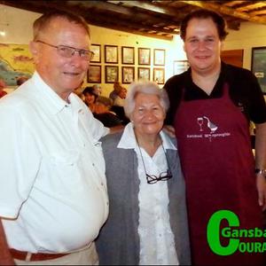 Die silwerbruidspaar Daan en Petro Oosthuizen het die eer gehad om die gebruiklike Gansbaai Wynproegilde se voorskoot aan Henrico van Lill (regs) te oorhandig as â€˜n dankie-sÃ© geskenk. 