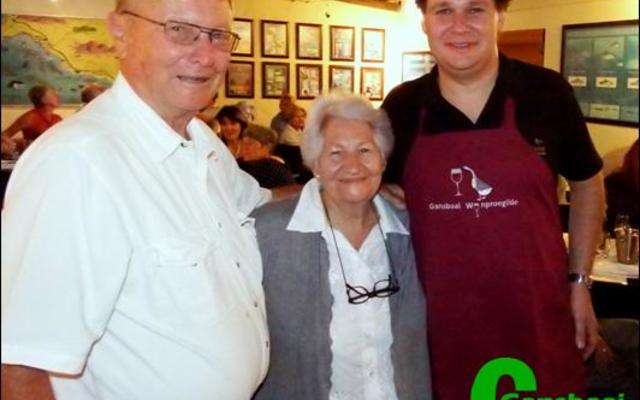 Die silwerbruidspaar Daan en Petro Oosthuizen het die eer gehad om die gebruiklike Gansbaai Wynproegilde se voorskoot aan Henrico van Lill (regs) te oorhandig as â€˜n dankie-sÃ© geskenk. 