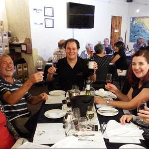 â€˜n Gesellige oomblik tydens Gansbaai Wynproegilde se byeenkoms. Rhebokskloof Wynlandgoed se puik wyne was op die spyskaart. Van links om die tafel sit Molley en Johan van der Colff, Rhebokskloof se aanbieder, Henrico van Lill, Nelleke Ferreira en Anita Botha. 