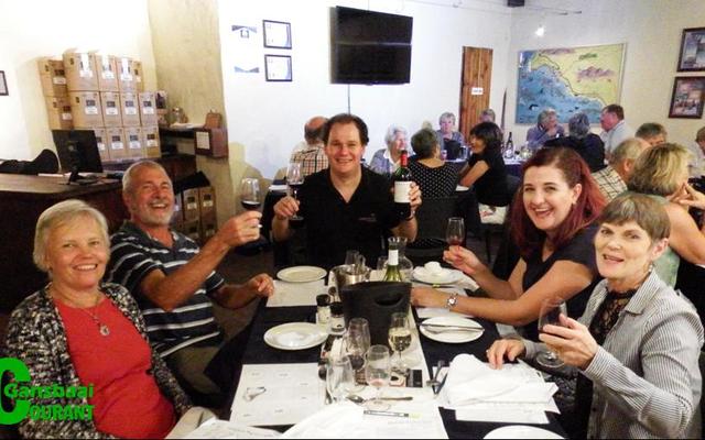 â€˜n Gesellige oomblik tydens Gansbaai Wynproegilde se byeenkoms. Rhebokskloof Wynlandgoed se puik wyne was op die spyskaart. Van links om die tafel sit Molley en Johan van der Colff, Rhebokskloof se aanbieder, Henrico van Lill, Nelleke Ferreira en Anita Botha. 