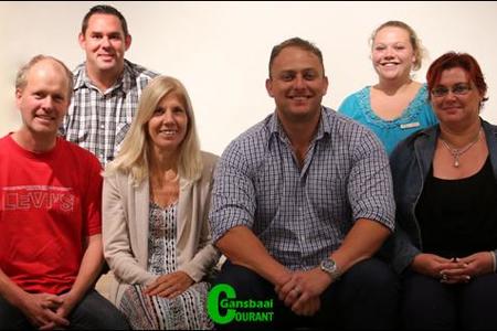 Die nuwe bestuur van Gansbaai Sakekamer glimlag hier saam met FrancÃ© Saayman (derde van links) wat die lede verlede week toegespreek het.  Voor van links is Hein van Wyk (vise-voorsitter), Julia Barlow (voorsitter) en langs FrancÃ©, Diana Nortman (addisionele lid).  Agter:  Mynhardt Geyer (tessourier) en Doulene Els (sekretaresse).