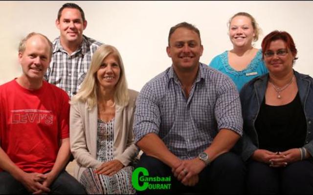 Die nuwe bestuur van Gansbaai Sakekamer glimlag hier saam met FrancÃ© Saayman (derde van links) wat die lede verlede week toegespreek het.  Voor van links is Hein van Wyk (vise-voorsitter), Julia Barlow (voorsitter) en langs FrancÃ©, Diana Nortman (addisionele lid).  Agter:  Mynhardt Geyer (tessourier) en Doulene Els (sekretaresse).