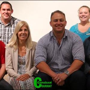 Die nuwe bestuur van Gansbaai Sakekamer glimlag hier saam met FrancÃ© Saayman (derde van links) wat die lede verlede week toegespreek het.  Voor van links is Hein van Wyk (vise-voorsitter), Julia Barlow (voorsitter) en langs FrancÃ©, Diana Nortman (addisionele lid).  Agter:  Mynhardt Geyer (tessourier) en Doulene Els (sekretaresse).